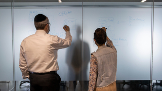 התמונה של הודיה וש' במרכז הסייבר של רפאל