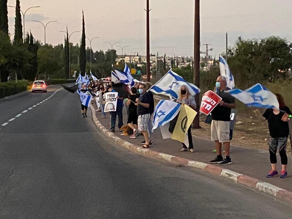 הדגלים השחורים מפגינים ברעות (צילום: הדגלים השחורים) הפגנת הדגלים השחורים ברעות