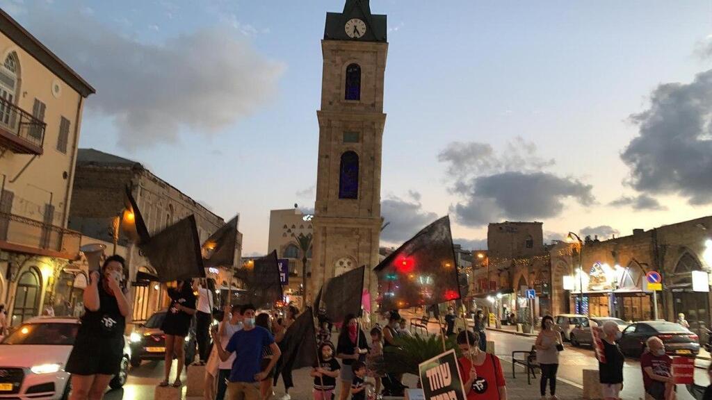 הפגנה בכיכר השעון ביפו הערב (צילום: הדגלים השחורים) הפגנת הדגלים השחורים ביפו