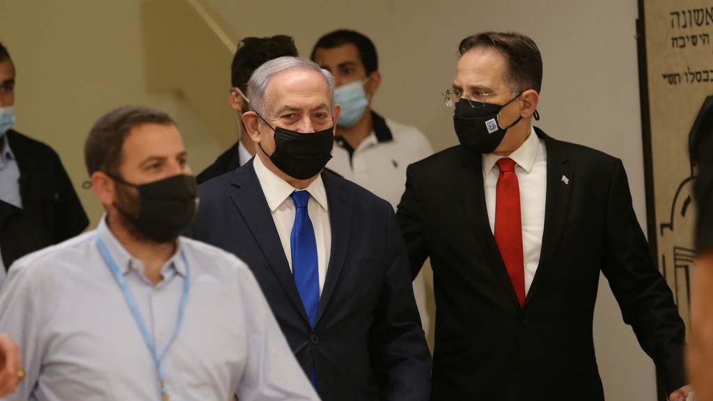 רה"מ בנימין נתניהו לפני קבינט הקורונה, היום (צילום: אלכס קולומויסקי ) בנימין נתניהו