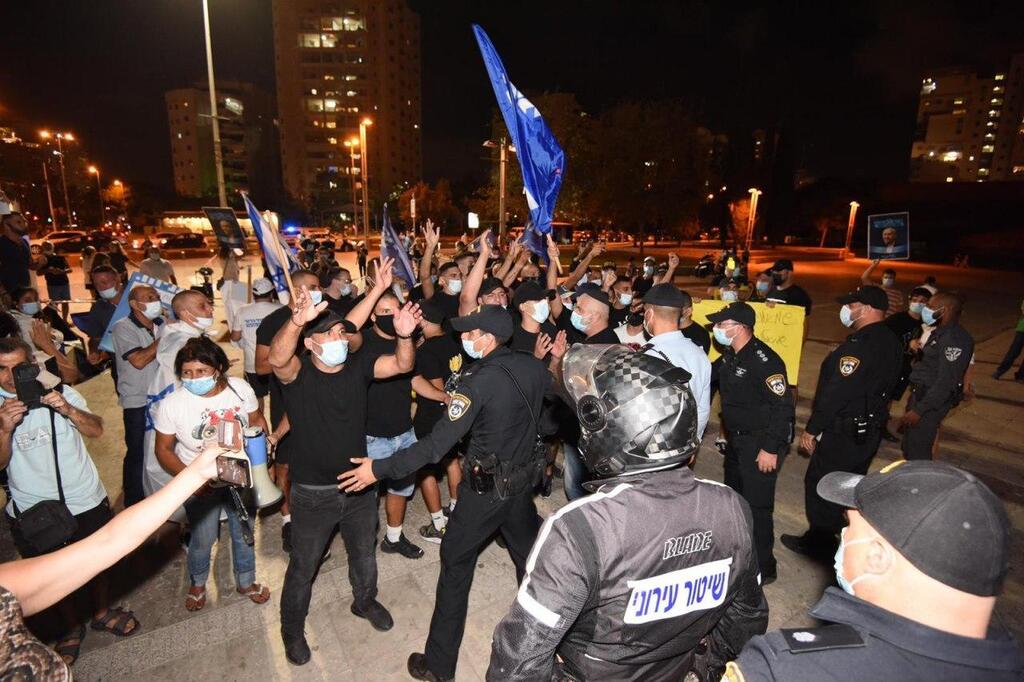צילום: קובי קואנקס לה פמיליה בהפגנת הדגלים השחורים בחולון