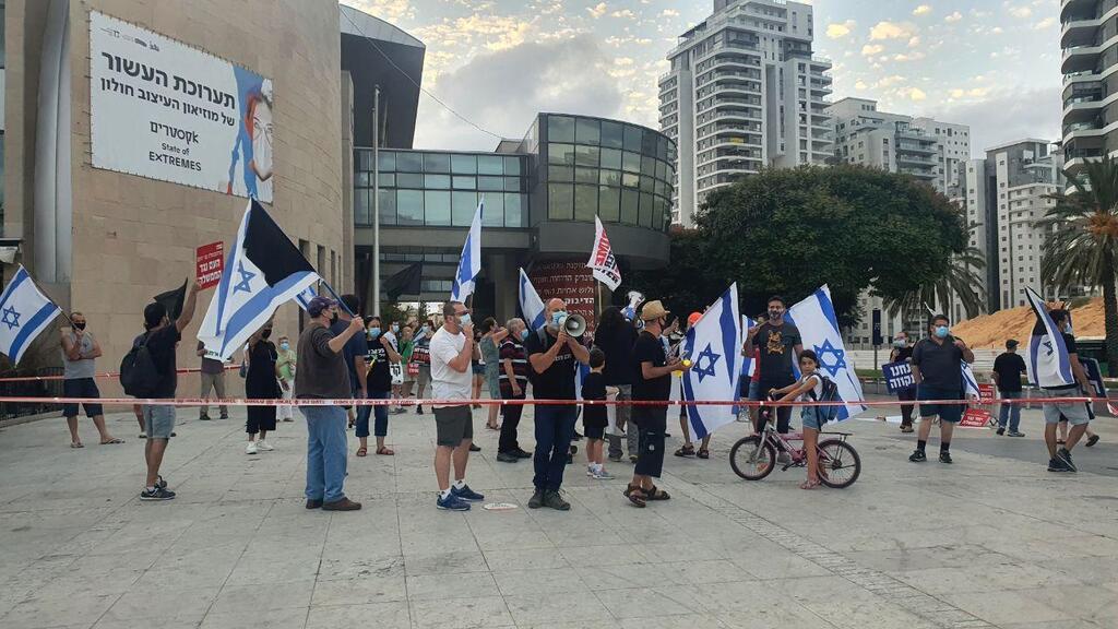הפגנת הדגלים השחורים בחולון (צילום: הדגלים השחורים) הפגנת הדגלים השחורים בחולון
