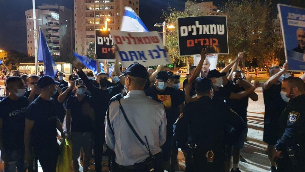 מתנגדים להפגנת הדגלים השחורים בחולון לה פמיליה בהפגנת הדגלים השחורים בחולון