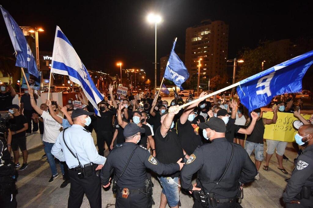 צילום: קובי קואנקס לה פמיליה בהפגנת הדגלים השחורים בחולון