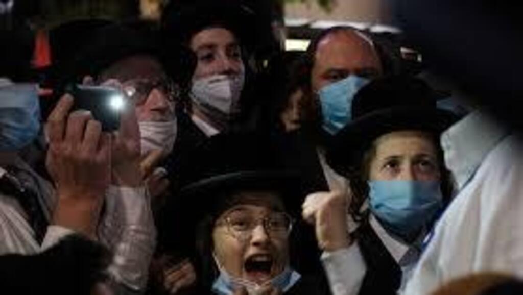 Ultra-Orthodox protest NY mitigation directives (Photo: Reuters) Ultra-Orthodox protest NY mitigation directives