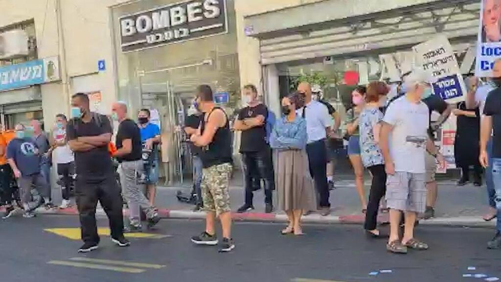Small business owners protest in Tel Aviv against the second lockdown (Photo: The Movement to Support the Fashion Industry) בעלי עסקים שורפים צמיגים בתל אביב במחאה על הסגר