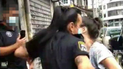 Полицейский принуждает к сексу воровку, а ей это не нравится и она плачет