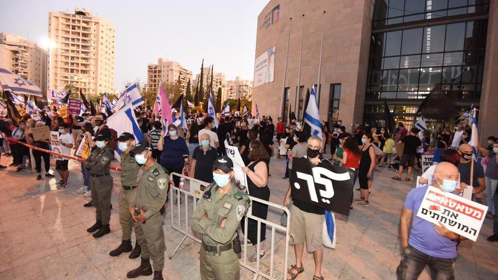 רחבת המדיטק חלון