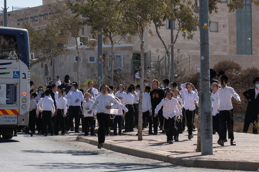 מפרים את ההנחיות בביתר עילית, עיר אדומה (צילום: שלו שלום ) ביתר עילית