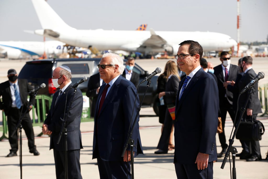 הטקס לפני העלייה למטוס בנתב"ג (צילום: רויטרס) סטיב מנוצ'ין מאיר בן שבת דייוויד פרידמן