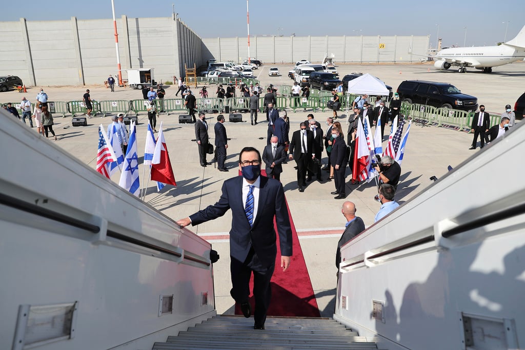 בדרך לבחריין. המשלחת עולה למטוס אל על (צילום: AP) סטיב מנוצ'ין שר החוץ של ארה"ב