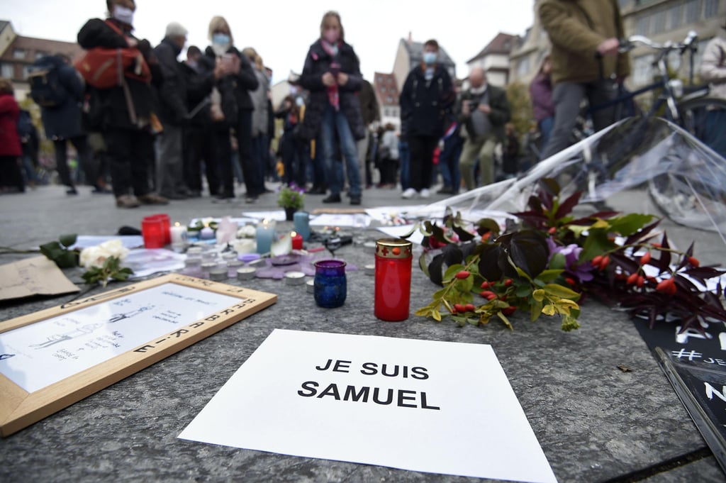 A memorial for Samuel Paty, a French history teacher who was beheaded near Paris after discussing caricatures of Islam's Prophet Muhammad with his class (Photo: AFP) שלט אני סמואל שטרסבורג הפגנה מפגינים רצח מורה סמואל פאטי
