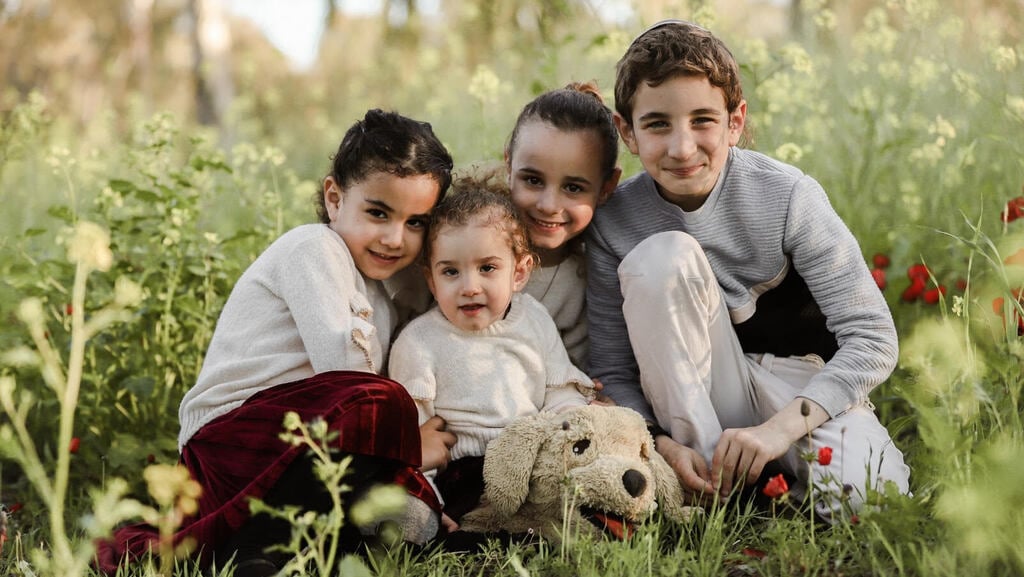 "מאירה לנו את הלב" (צילום: יאיר יוליס) "מאירה לנו את הלב"