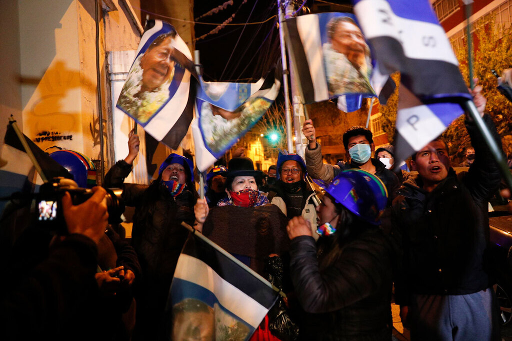 תומכיו של ארסה חוגגים בלה פאס את ניצחונו המסתמן (צילום: AP) תומכי לואיס ארסה חוגגים את ניצחונו המסתמן ב בחירות לנשיאות בוליביה ב לה פאס