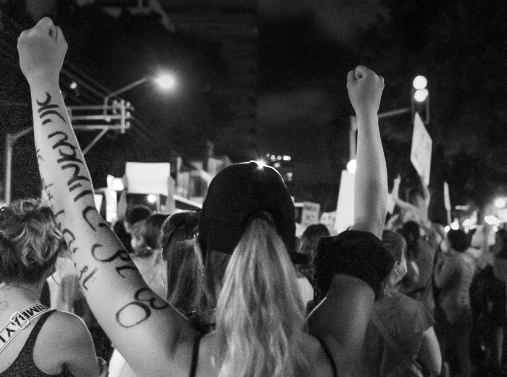 הפגנה ספונטנית כנגד רצח נשים. תוך יממה קמו 37 מוקדים של נשים אקטיביסטיות (צילום: נועה בנוש) הפגנה ספונטנית כנגד רצח נשים