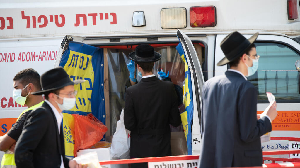 Testing for coronavirus in Jerusalem (Photo: Shalev Shalom) בדיקות קורונה לתלמידי הישיבה בירושלים