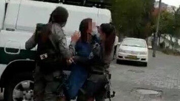 בת שירות שסירבה להזדהות לאחר שלא עטתה מסכה רוססה בגז מדמיע על ידי שוטרת