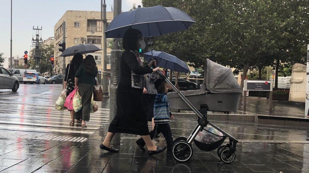 לצד הגשם, חם יחסית. מחר הקלה, בחמישי - התחממות (צילום: גיל יוחנן) גשם וברד החלו לרדת בירושלים