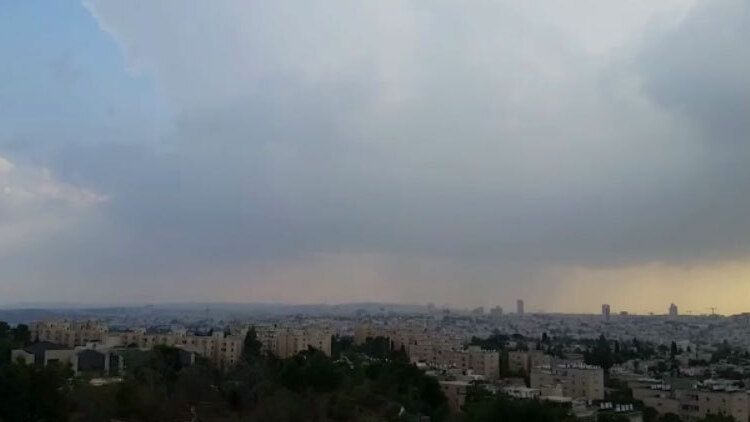 אי שם למעלה: ענן קומולונימבוס (צילום: פבל ובן חיין) גשם וברד החלו לרדת בירושלים