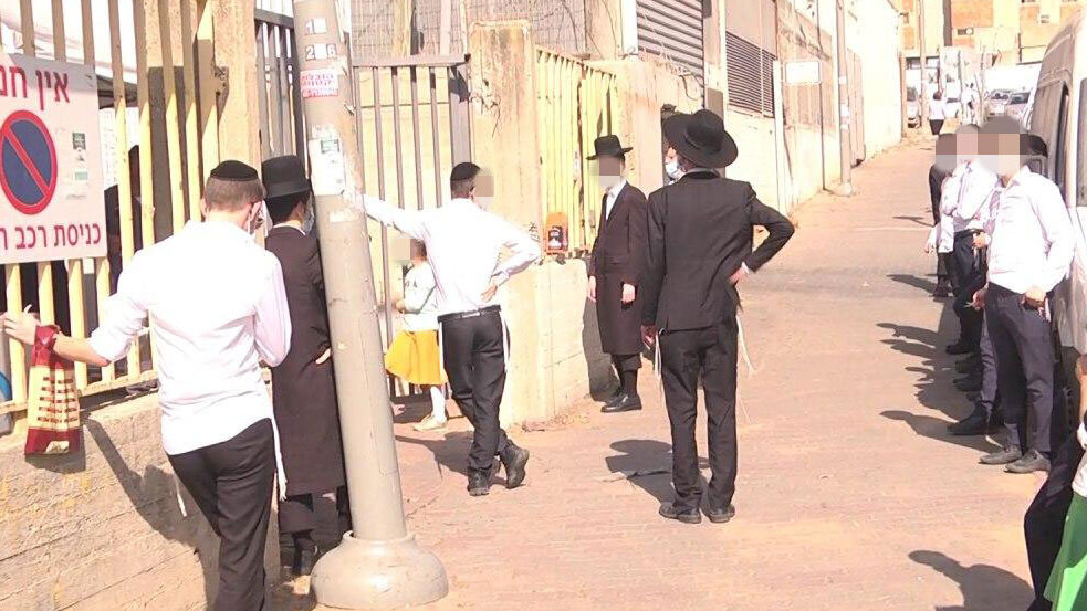"משעה שאתה מציב אלטרנטיבה, אתה הופך את הישיבה ממוסד שהיה המקום היחידי לצעירים החרדים, לאופציה הממוקמת לצד אפשרויות נוספות" (צילום: ניצן דרור ) בדיקות קורונה בבני ברק