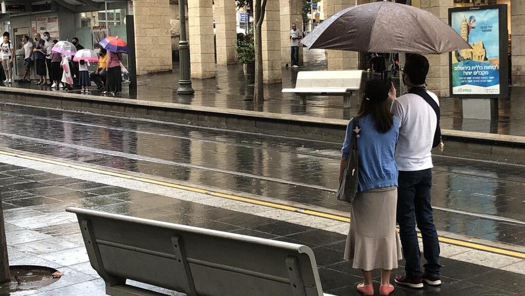 צילום: גיל יוחנן גשם וברד החלו לרדת בירושלים