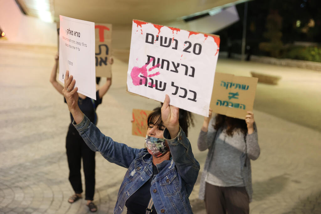 הפגנה נגד אלימות כלפי נשים בגשר המיתרים בירושלים (צילום: עמית שאבי) הפגנה נגד אלימות כלפי נשים בגשר המיתרים בירושלים