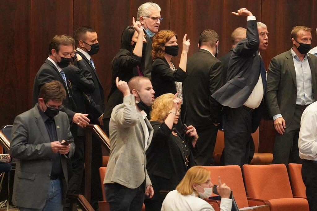 Opposition MKs protest as the vote on a probe into the purchase of German submarines is overturned (Photo: The Knesset Channel) חברי האופוזיציה