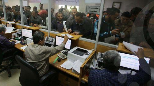 Palestinians receive financial aid payments from Qatar before the implementation of the new outline חלוקת המענק הקטארי