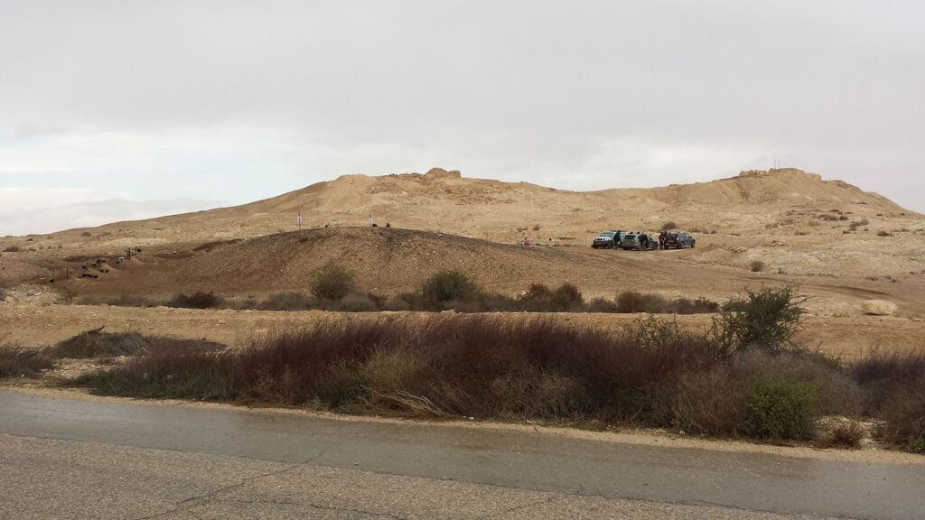 אשפות ניצנה (הגבעה הכהה הקרובה) ושרידי היישוב ניצנה מעליה (צילום: גיא בר עוז) אשפות ניצנה (הגבעה הכהה הקרובה) ושרידי היישוב ניצנה מעליה