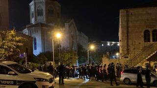מאות בהלוויה ההמונית - המשטרה לא התערבה