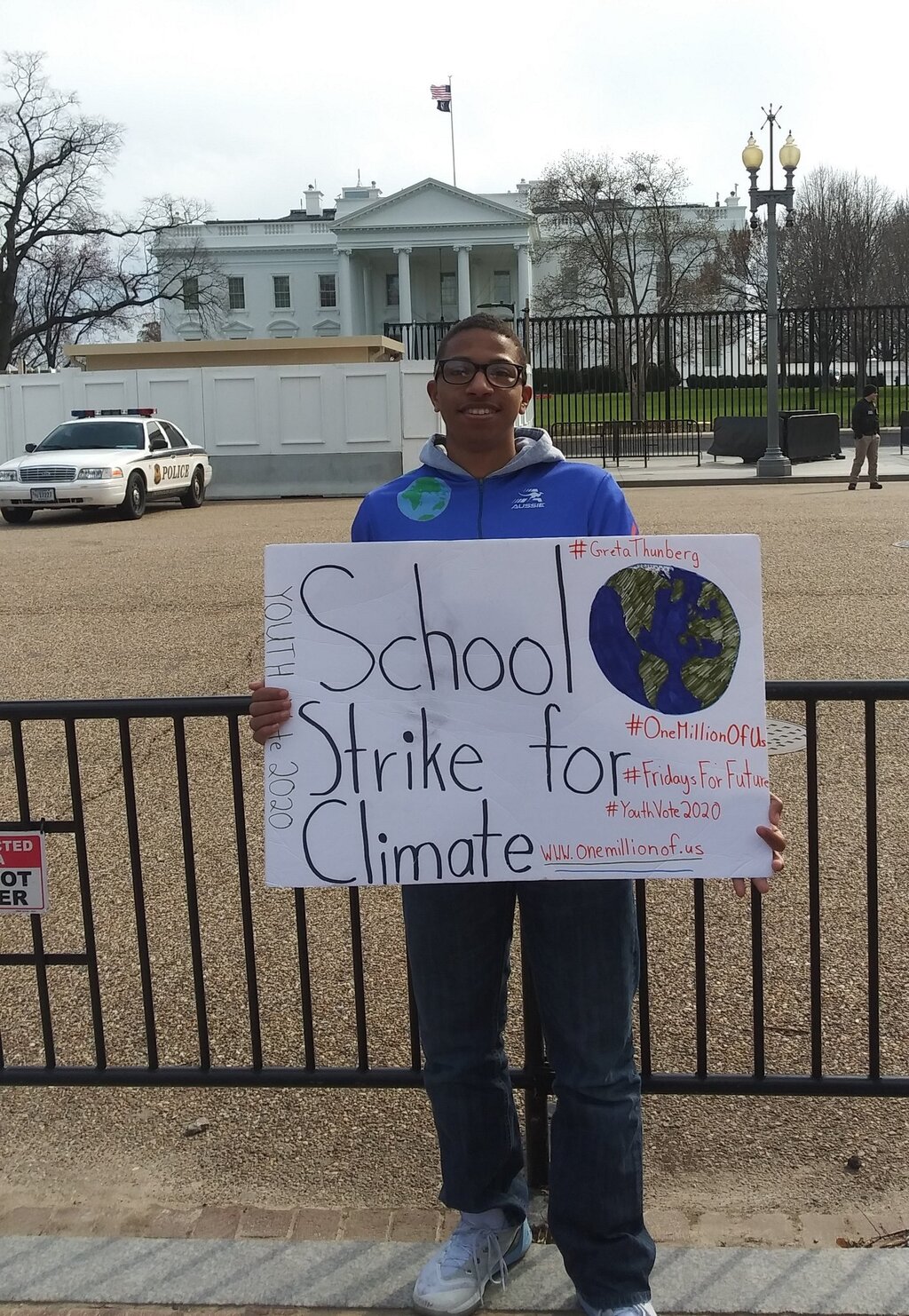 מפגין ליד הבית הלבן (צילום: מתוך טוויטר) מפגין ליד הבית הלבן