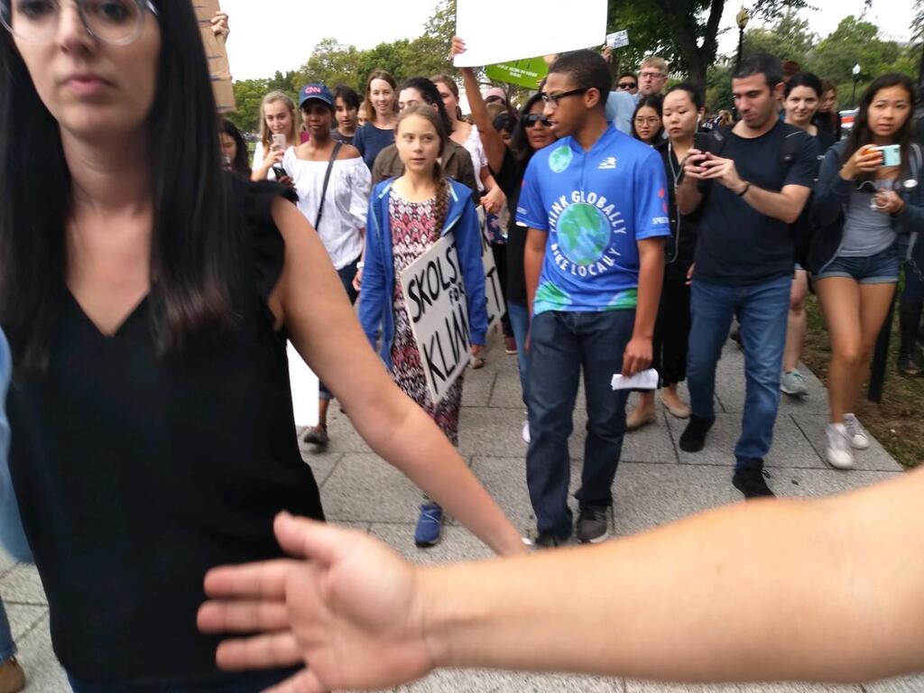 ביחד עם גרטה טונברג במחאת אקלים בארה"ב (צילום: מתוך טוויטר) ביחד עם גרטה טונברג במחאת אקלים בארה"ב