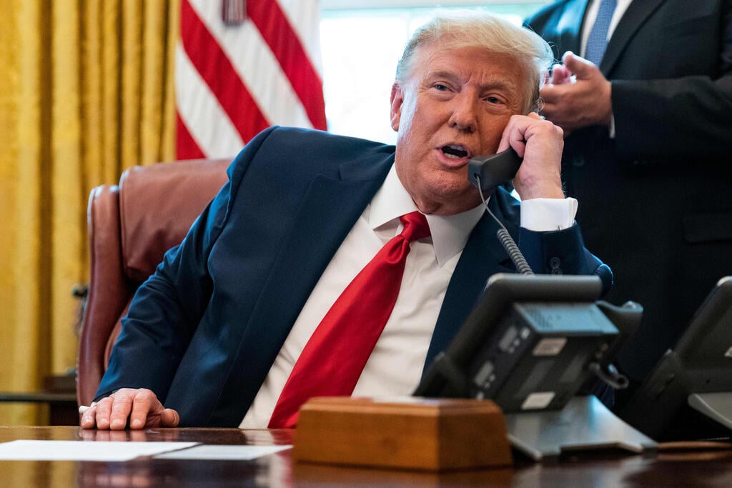 "מצרים נסערת, אי אפשר להאשים אותה". טראמפ בשיחה שלשום (צילום: AFP) טראמפ בחדר הסגלגל