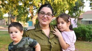 רס"ן מוריה איילון־שחר עם ילדיה