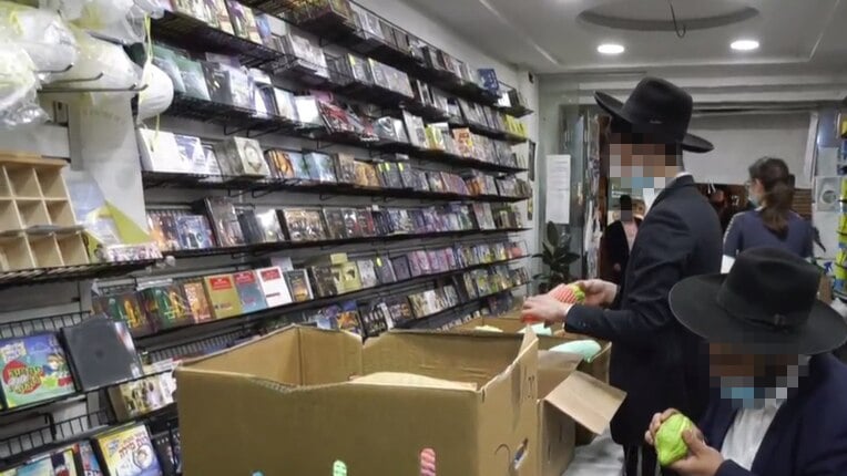 "היום אתה יכול להישאר עם השטריימל והפיאות המסולסלות, ולהגיע בלחיצת כפתור לכל מקום" "היום אתה יכול להישאר עם השטריימל והפיאות המסולסלות, ולהגיע בלחיצת כפתור לכל מקום"