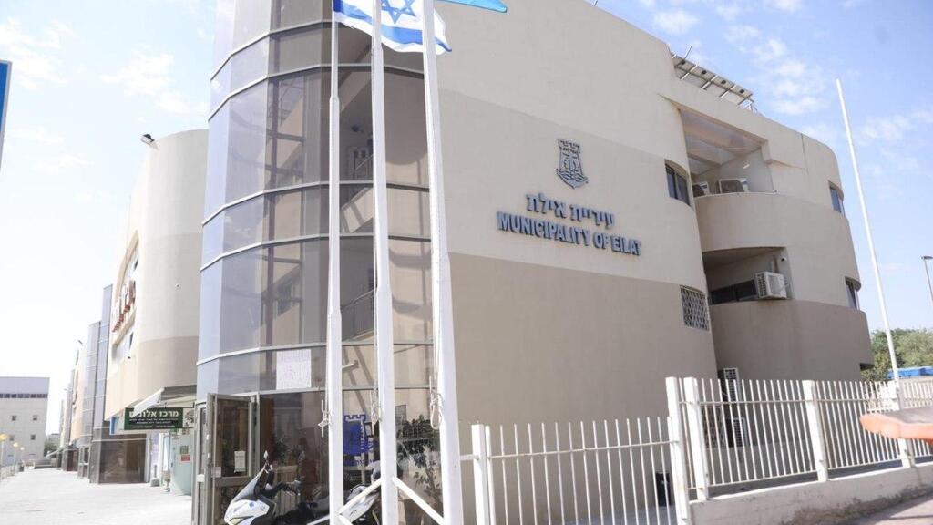 עיריית אילת (צילום: שי בלן) משטרה בפשיטה על עיריית אילת