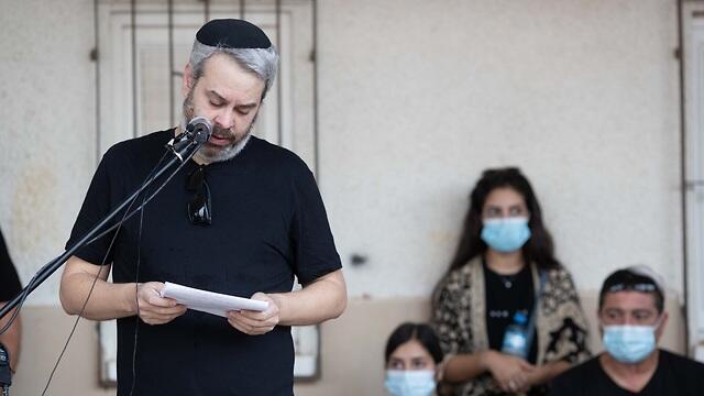 רועי בארקן בהלווית אביו. '' ראיתי את הלוויה בשידור ישיר דרך המחשב. זה היה כל כך מוזר'' (צילום: טל שחר) רועי בארקן בהלווית אביו. '' ראיתי את הלוויה בשידור ישיר דרך המחשב. זה היה כל כך מוזר''
