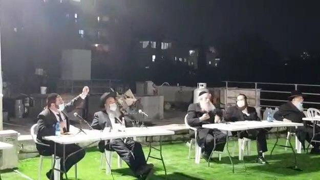 ישיבת מועצה על גג עיריית בני ברק
