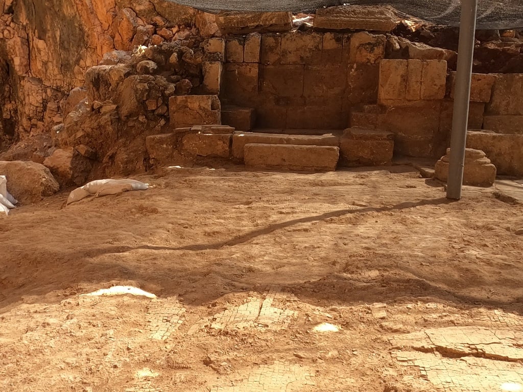 גומחת הפולחן ורציפת הפסיפס (צילום: יניב כהן, רשות הטבע והגנים) גומחת הפולחן ורציפת הפסיפס