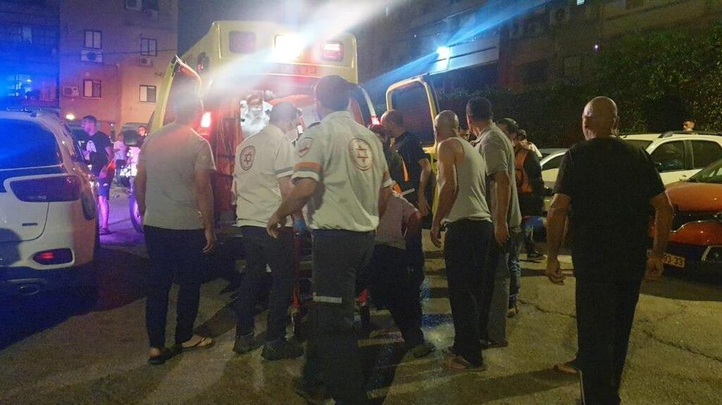 פינוי פצועי הירי בלוד (צילום: תיעוד מבצעי מד"א) שני פצועי ירי נמצאו ברחוב החשמונאים בלוד