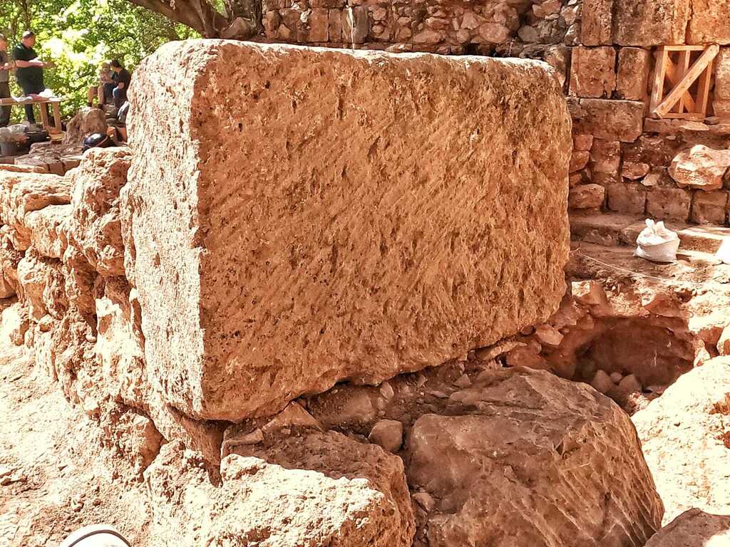 אבן גדולה שנחשפה ועליה סימני צלב (צילום: יניב כהן, רשות הטבע והגנים) אבן גדולה שנחשפה ועליה סימני צלב