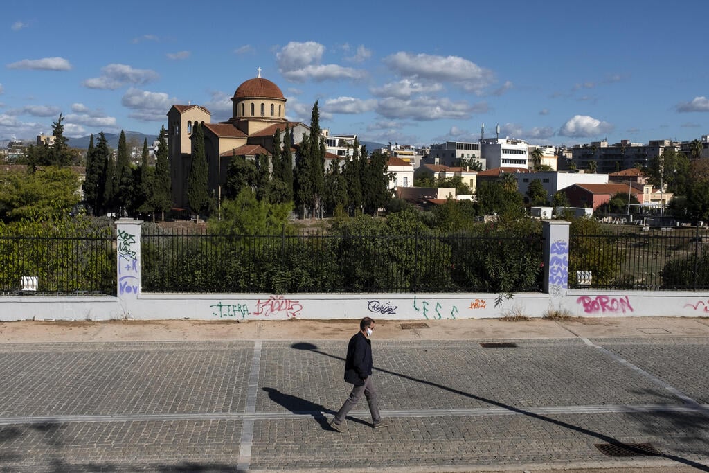 רחובות ריקים ביוון עקב התפרצות חוזרת