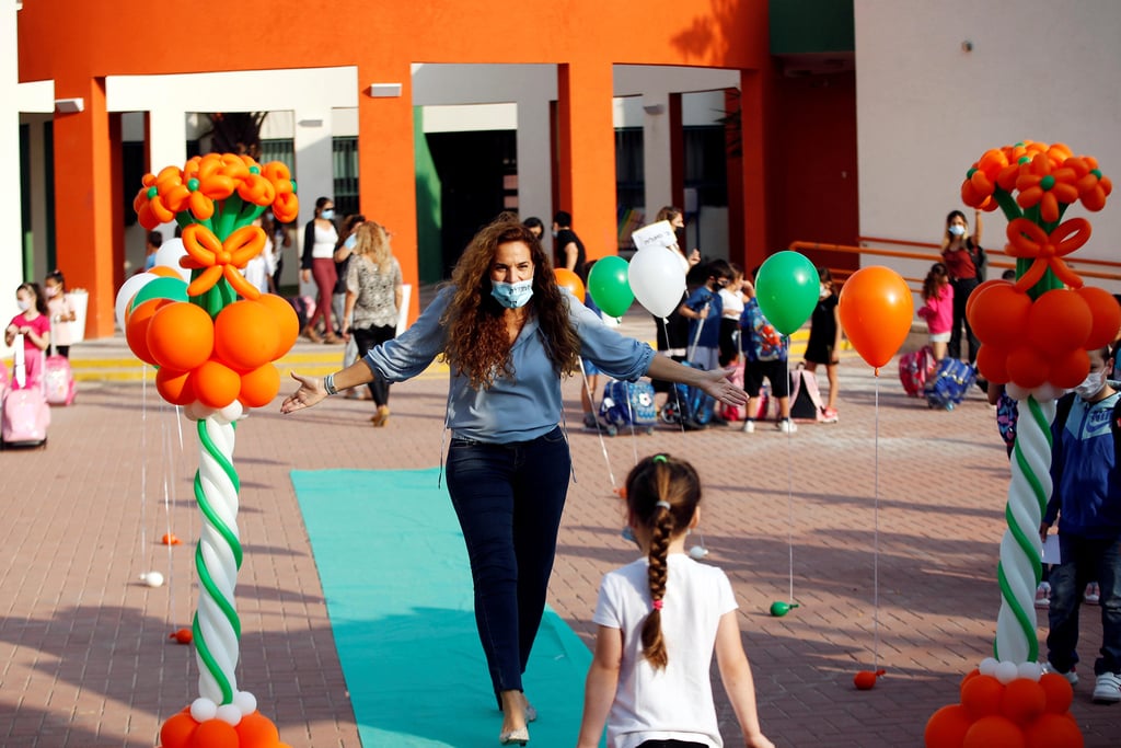 חוזרים ללימודים, הבוקר ברחובות (צילום: רויטרס) תלמידים עם מסכות בבית ספר ברחובות
