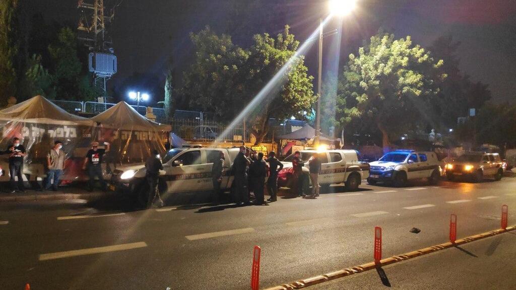 מפגין אחד נעצר. שוטרים ופקחים בבלפור (צילום: "אין מצב" ) פקחי עיריית ירושלים במאהל בבלפור