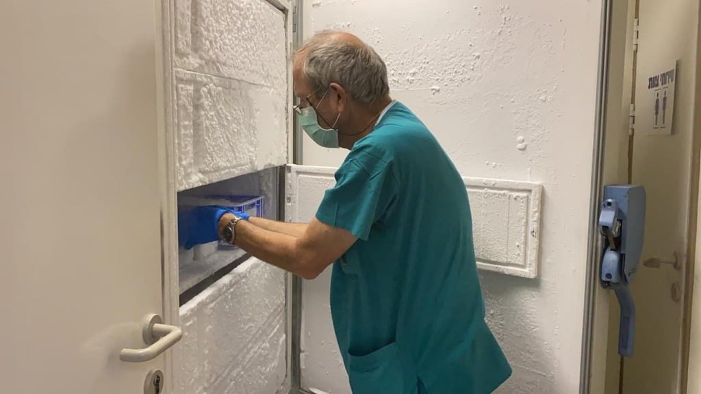 מכניסים את מנות החיסון לקירור בביה"ח הדסה עין כרם (צילום: דוברות הדסה) החיסונים בהדסה
