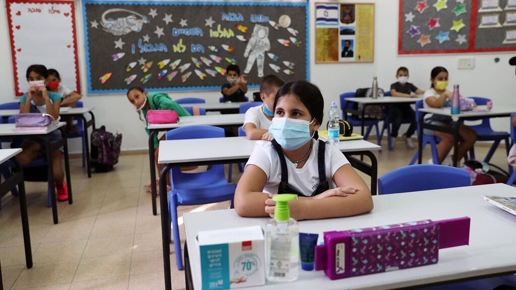 תלמידים עם מסכות בבית ספר ברחובות