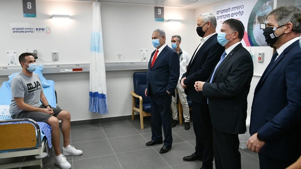 Prime Minister Benjamin Netanyahu and Defense Minister Benny Gantz meeting with participants in a clinical trial for an Israeli vaccine at Sheba Medical Center in Tel Hashomer (Photo: GPO) בנימין נתניהו