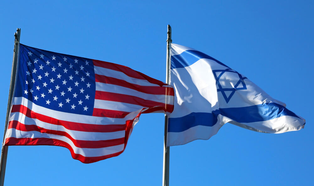 דגלי ישראל וארה"ב.