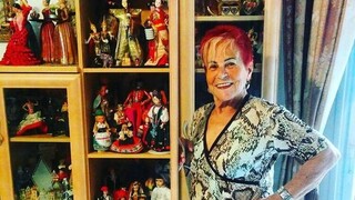 אמה של שרונה עם אוסף צעצועים