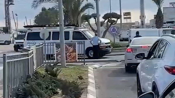  טרקטורים מגיעים להרוס מבנה בטירה בזמן הדיון על ביטול ההריסות בעירייה